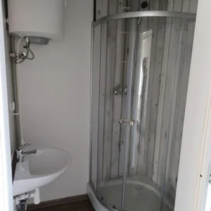 BUNGALOW CON INSTALACIONES SANITARIAS (50M2)